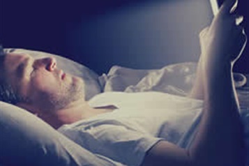 تاثیر منفی نور آبی تلفن همراه بر بینایی و خواب