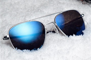 فصل زمستان و عینک های آفتابی